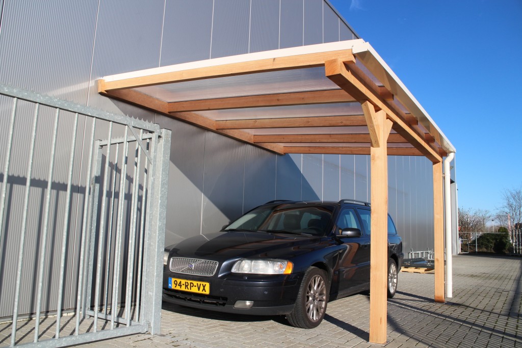 Carport van lariks tegen de gevel