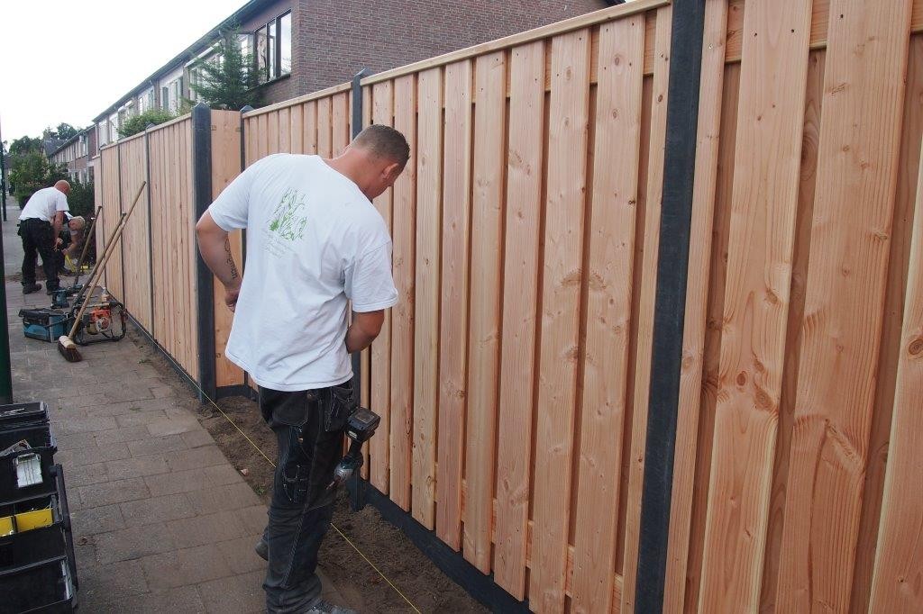 Medewerker bij een nieuwe schutting