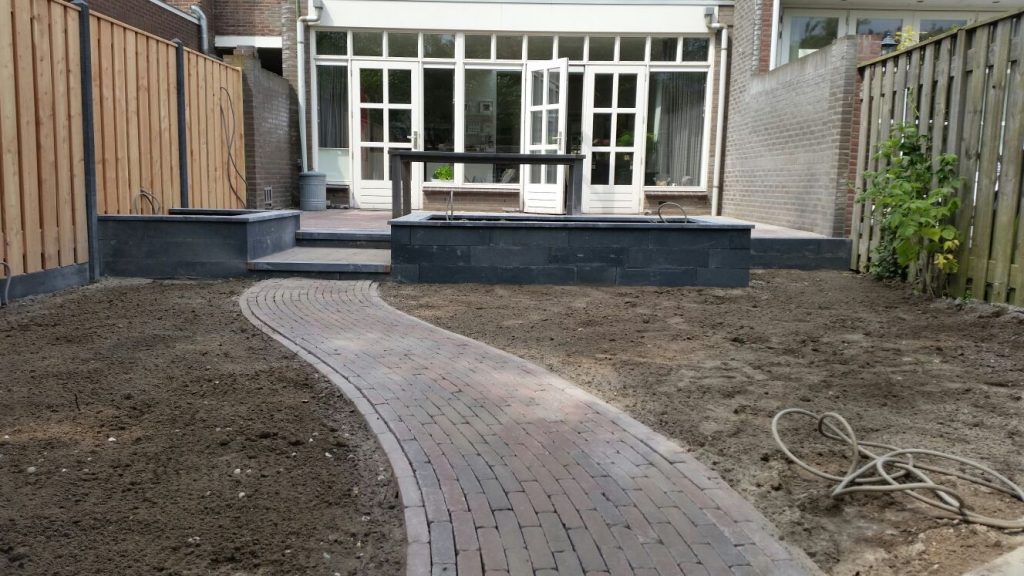 Pad van waaltjes naar het terras