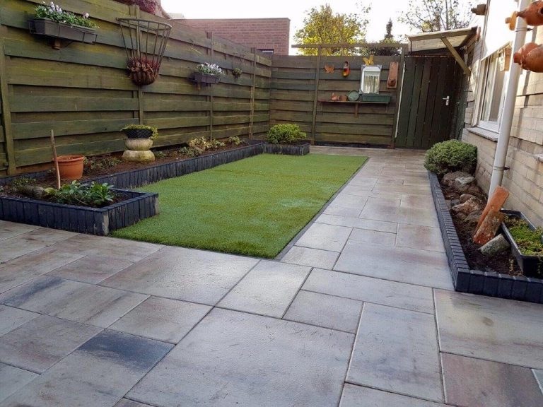 Tuin met 60Plus wildverband, betonbanden en kunstgras