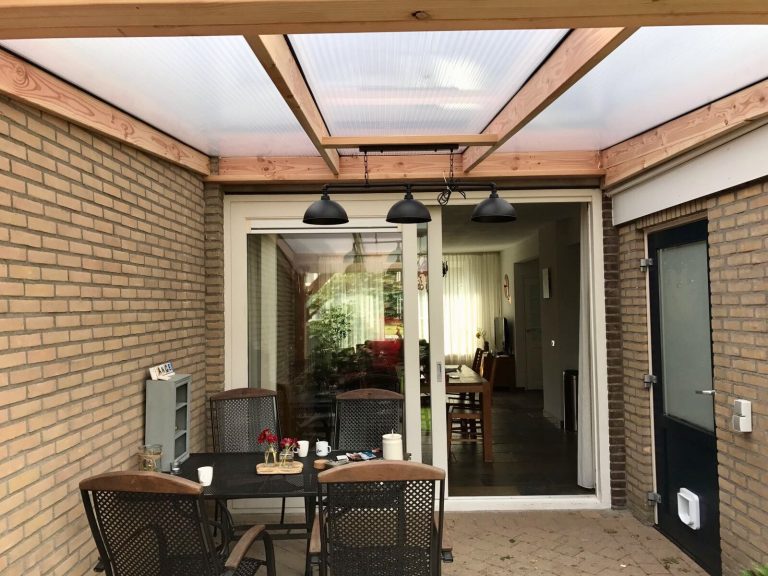 Overkapping met Pext-dak en verlichting