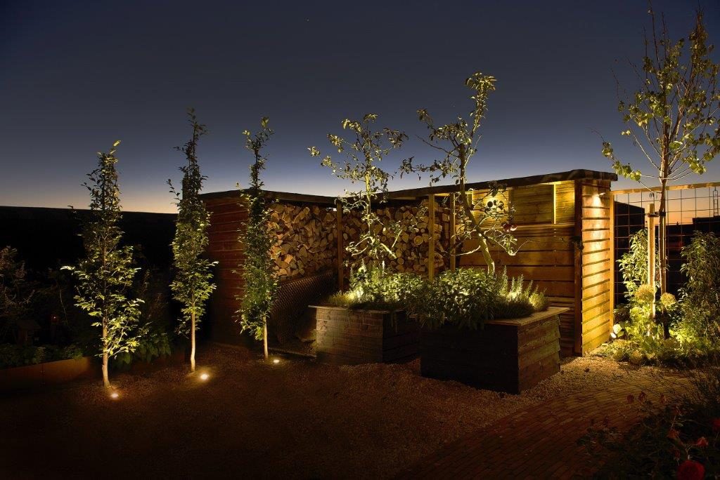 Uplights bij houten plantenbakken
