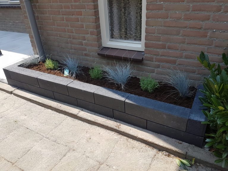 Voortuin met een nieuwe plantenbak van linia's