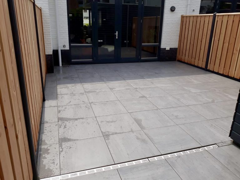 Tuin met nieuwe sierbestrating en schutting