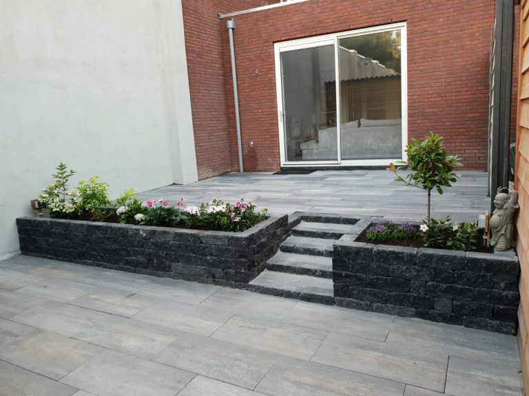 Plantenbakken van gelijmde splitrocks met trap
