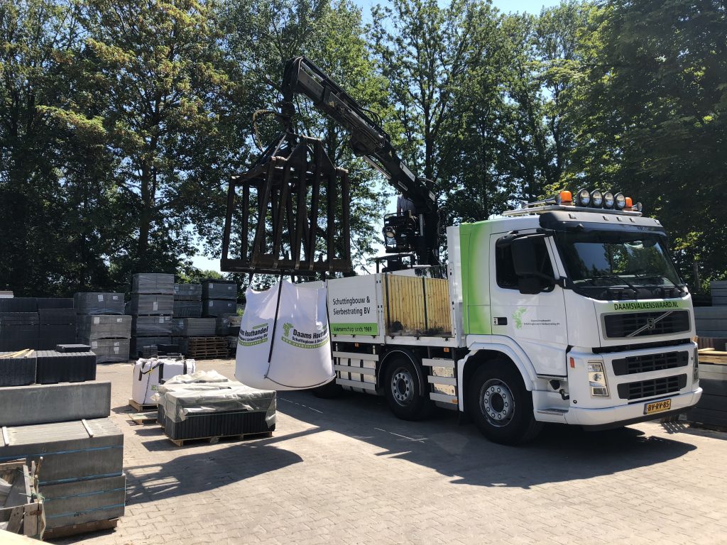 Daams-vrachtwagen bij een levering