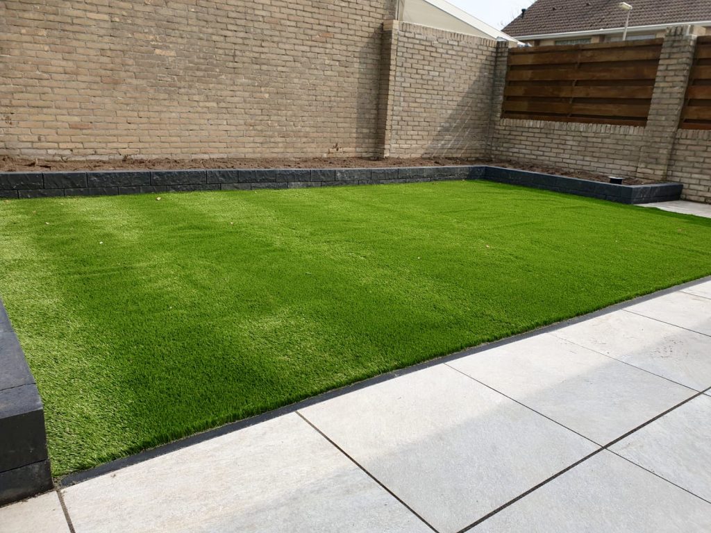 Tuin met kunstgras en sierbestrating