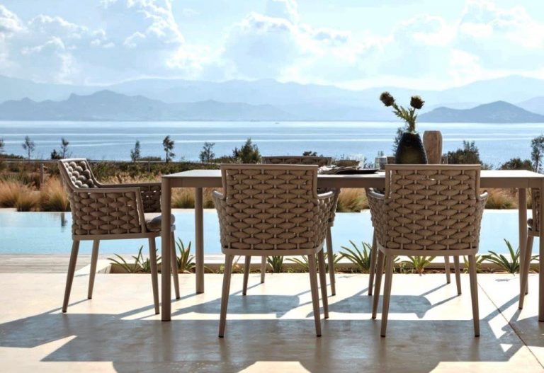 XG Lion-stoelen aan een tuintafel