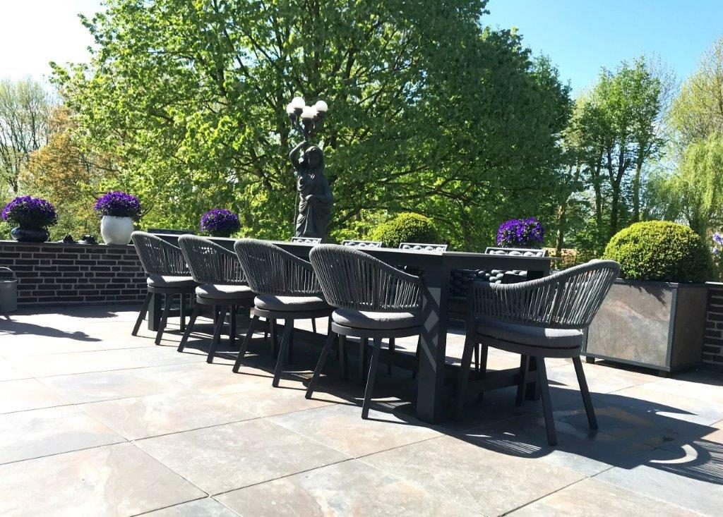 Lange tuintafel met XG-stoelen