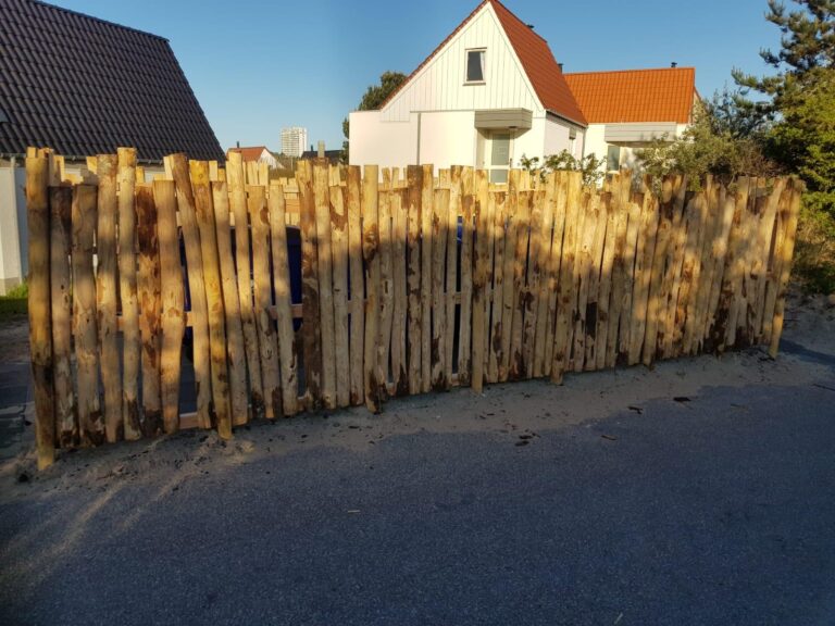 Hekwerk van kastanje palen