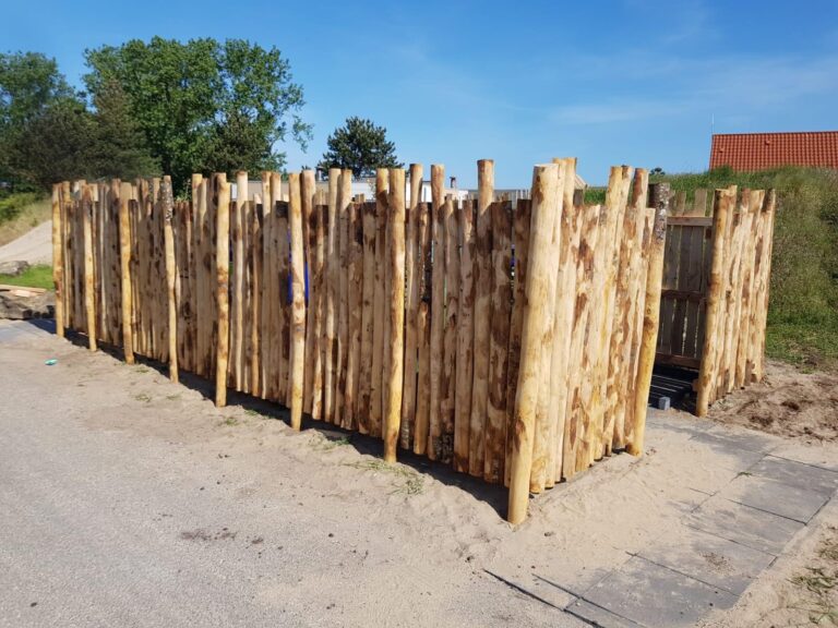 Hekwerk van kastanje palen als afscheiding