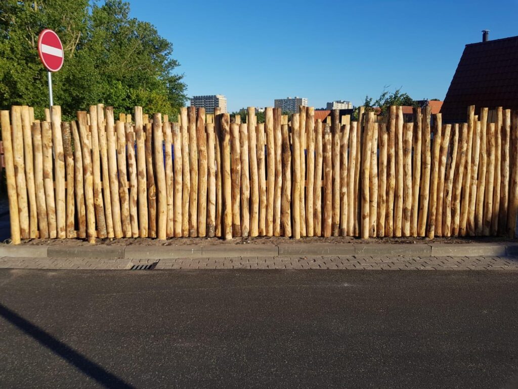 Hekwerk van kastanje palen in diverse hoogtes