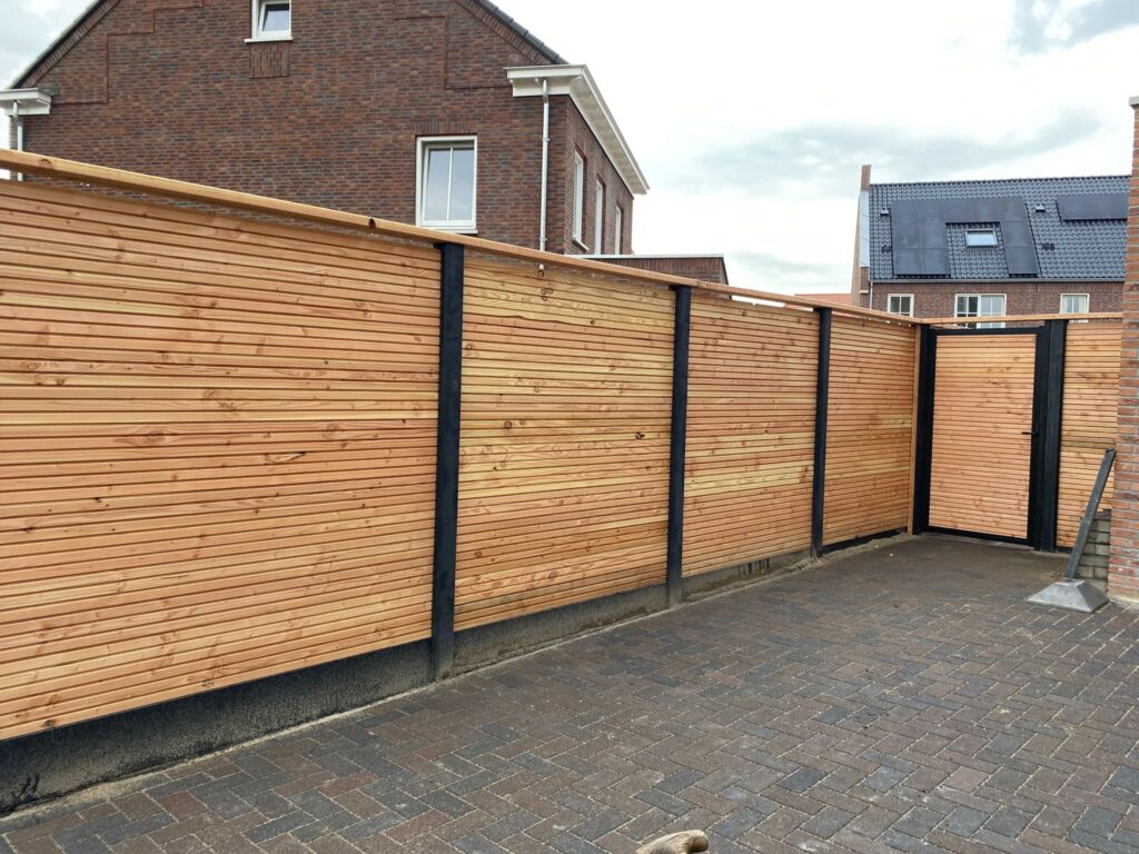 Schutting en poort van Douglas rhombusprofiel