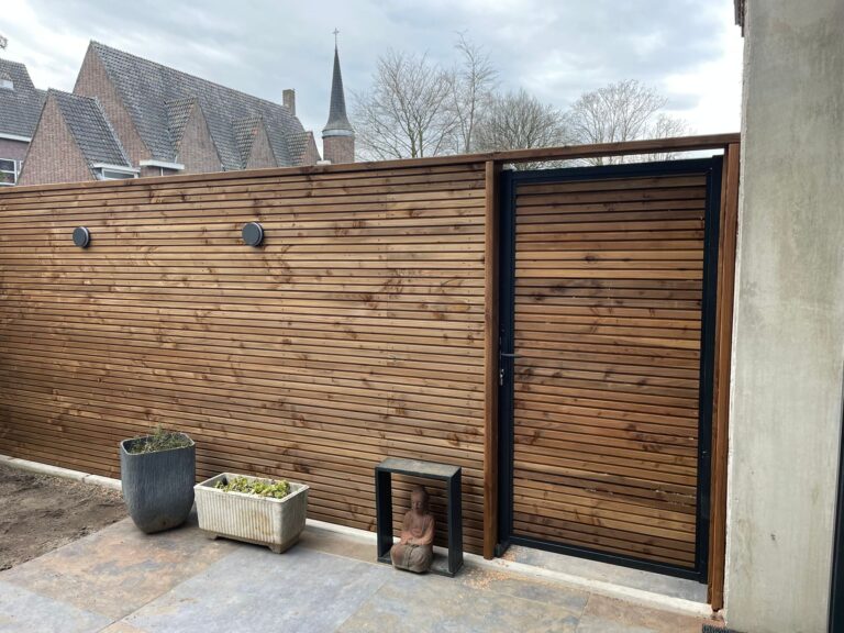 Poort en schutting van bruin rhombusprofiel