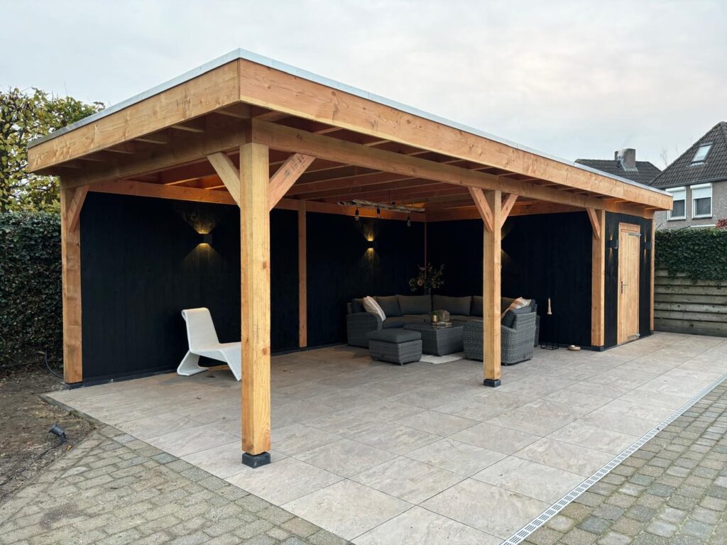 Douglas overkapping met zwarte achterwand en loungeset