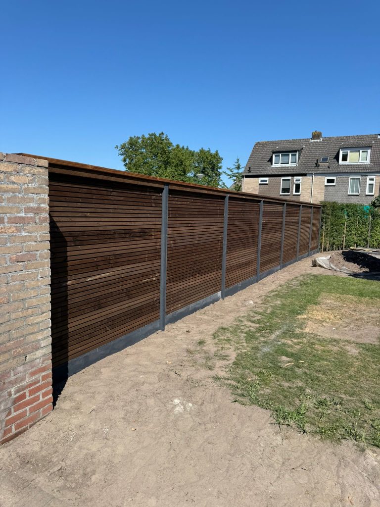 Rhombusschutting met betonplaten