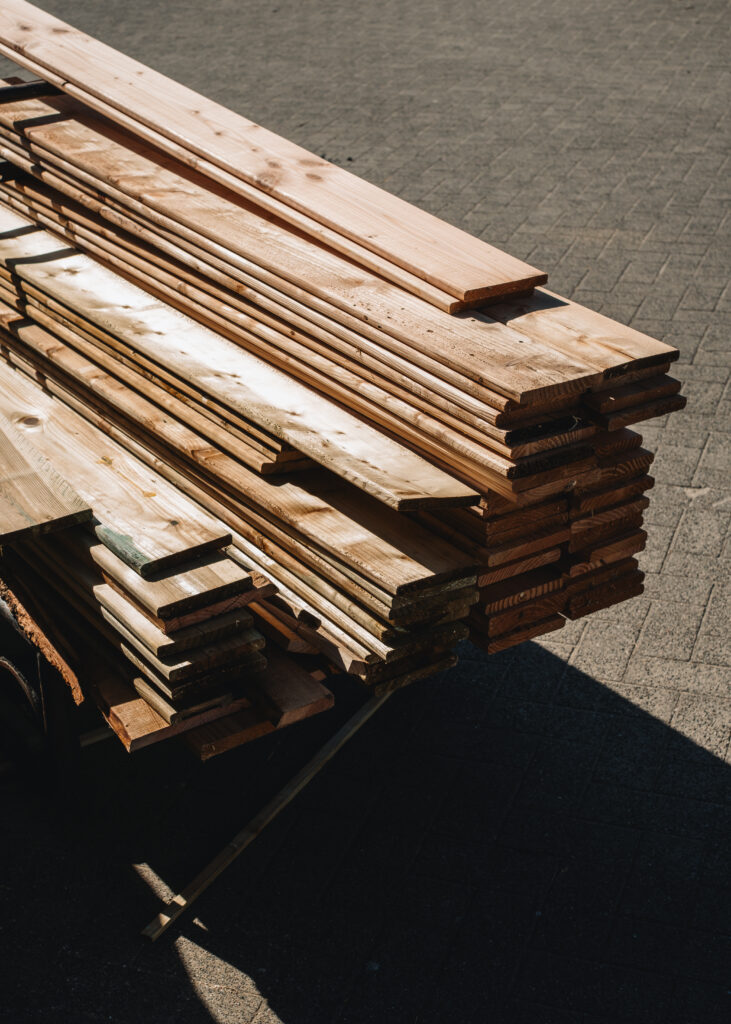 Stapel douglas planken op de werf van Daams