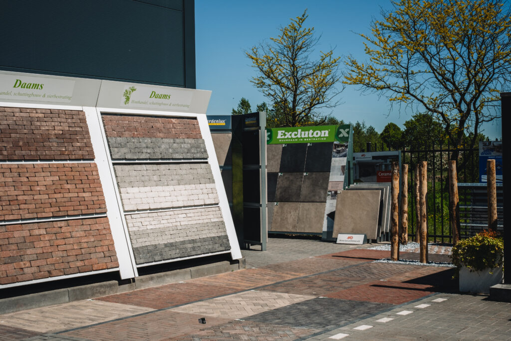 Displays met klinkers en tegels van Excluton en Gardenlux bij de showroom van Daams