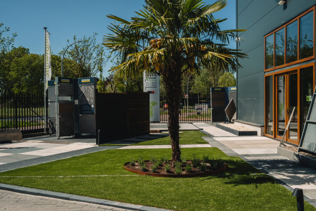 Showroom van Daams aan de Dommelseweg 198 met voorbeeldtuin en schuttingopstellingen